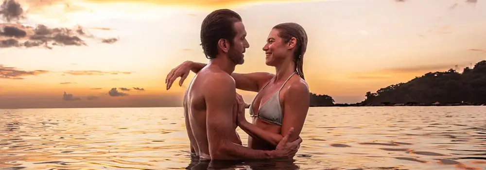 A couple in an infinity pool at an all inclusive resort (c)Sandals