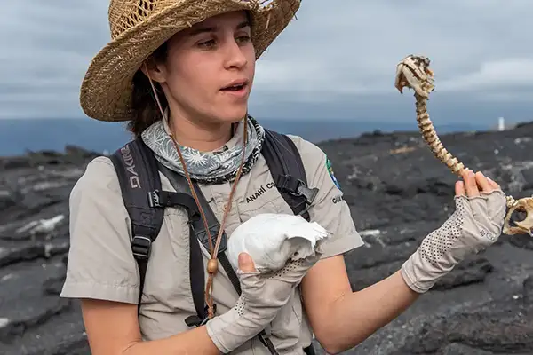 An expert teaches about animals in Galapagos (c) Lindblad Expeditions